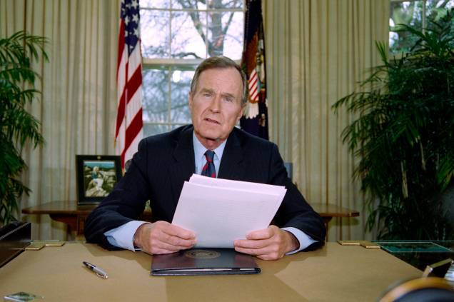 George Bush posa para fotógrafos depois de falar sobre a situação na Somália, em sua sala na Casa Branca - 04/12/1992 George Bush posa para fotógrafos depois de falar sobre a situação na Somália, em sua sala na Casa Branca - 04/12/1992