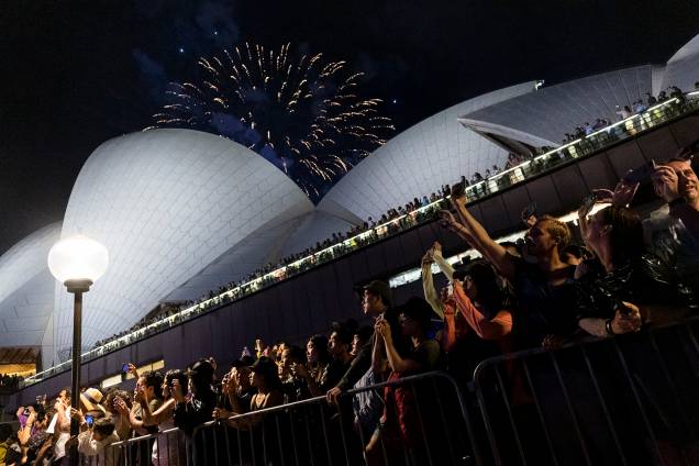Pessoas celebram a virada de ano na Opera House em Sydney, Austrália - 31/12/2018 Pessoas celebram a virada de ano na Opera House em Sydney, Austrália - 31/12/2018