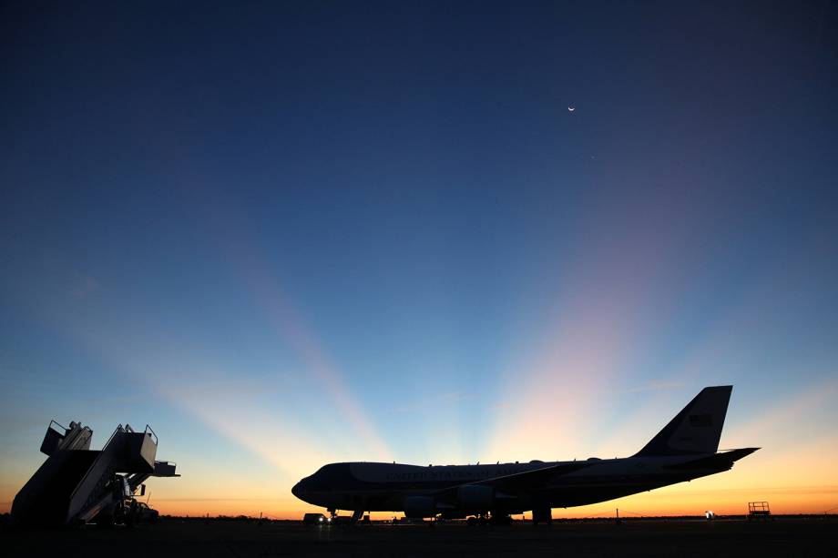 Avião com o corpo do ex-presidente americano George H.W. Bush se prepara para decolar rumo à Base Militar Ellington Field Joint, em Houston, Texas - 03/12/2018