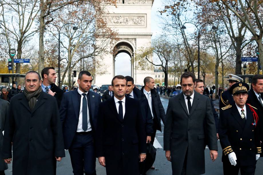 O presidente Emmanuel Macron, o ministro do Interior da França, Christophe Castaner, o secretário de Estado Laurent Nunez e o prefeito da polícia de Paris Michel Delpuech chegam para visitar bombeiros e policiais no dia seguinte às manifestação em Paris - 02/12/2018