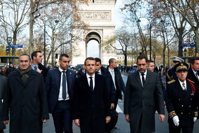 O presidente Emmanuel Macron, o ministro do Interior da França, Christophe Castaner, o secretário de Estado Laurent Nunez e o prefeito da polícia de Paris Michel Delpuech chegam para visitar bombeiros e policiais no dia seguinte às manifestação em Paris - 02/12/2018 O presidente Emmanuel Macron, o ministro do Interior da França, Christophe Castaner, o secretário de Estado Laurent Nunez e o prefeito da polícia de Paris Michel Delpuech chegam para visitar bombeiros e policiais no dia seguinte às manifestação em Paris - 02/12/2018