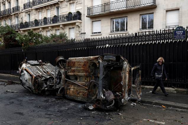 Carros queimados são vistos no dia seguinte das manifestações em Paris - 02/12/2018 Carros queimados são vistos no dia seguinte das manifestações em Paris - 02/12/2018