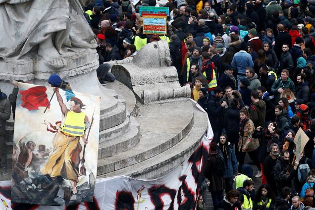 Manifestante segura pintura de Marianne vestindo um colete amarelo na Praça da República em Paris, França - 08/12/2018 Manifestante segura pintura de Marianne vestindo um colete amarelo na Praça da República em Paris, França - 08/12/2018