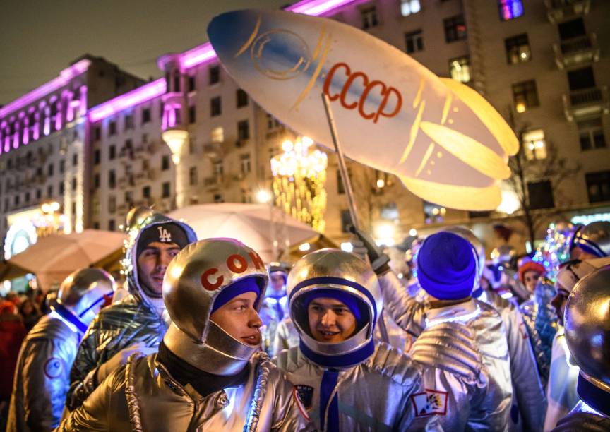 Jovens vestidos de cosmonautas soviéticos celebram o Ano Novo em Moscou - 01/01/2019