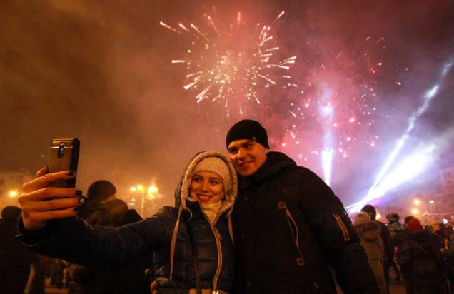 Casal tira uma selfie durante as celebrações de ano novo no centro de Donetsk, na Ucrânia - 31/12/2018 Casal tira uma selfie durante as celebrações de ano novo no centro de Donetsk, na Ucrânia - 31/12/2018
