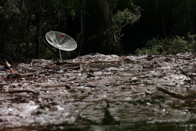 Antena parabólica é vista sobre a lama após uma barragem pertencente à mineradora Vale romper e despejar toneladas de resíduos tóxicos em Brumadinho (MG) - 26/01/2019 Antena parabólica é vista sobre a lama após uma barragem pertencente à mineradora Vale romper e despejar toneladas de resíduos tóxicos em Brumadinho (MG) - 26/01/2019