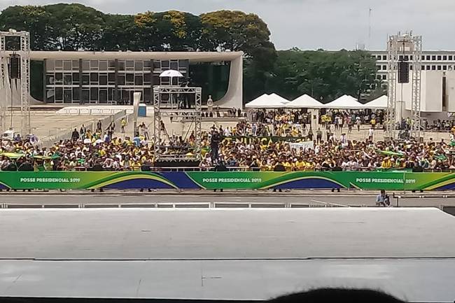 Público na Praça dos Três Poderes Público na Praça dos Três Poderes