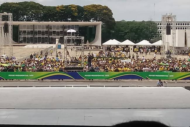 Público na Praça dos Três Poderes