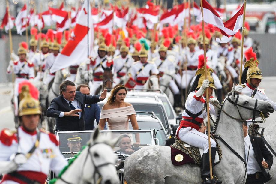 Comboio presidencial, liderado pelo presidente eleito Jair Bolsonaro e sua esposa Michelle Bolsonaro é surpreendido por um dos cavalos dos Dragões da Independência enquanto se dirige ao Congresso Nacional para a cerimônia de posse, em Brasília - 01/01/2019