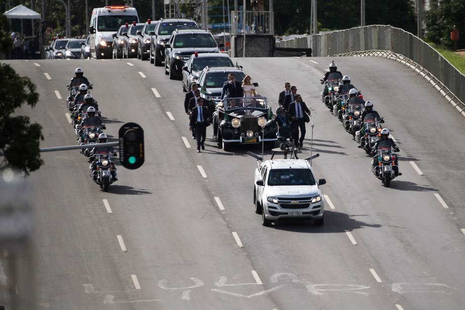 Comitiva do presidente Jair Bolsonaro passa por uma pichação escrita 'Lula Livre'  nos arredores do Palácio do Planalto, em Brasília - 01/01/2019