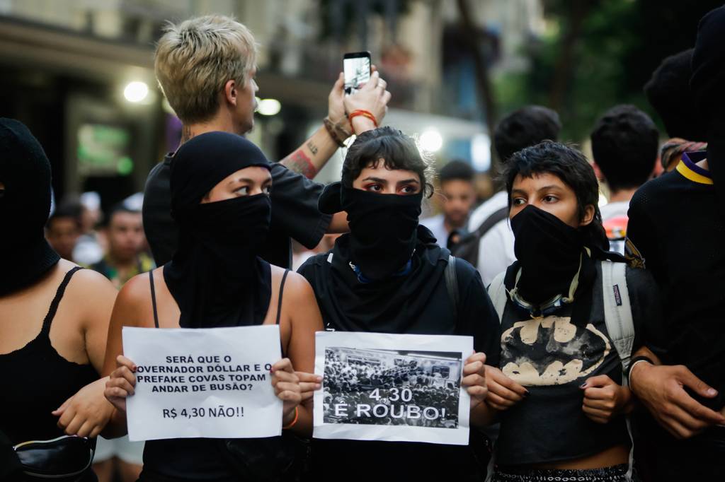 Doria regulamenta lei que proíbe máscaras em protestos de São Paulo