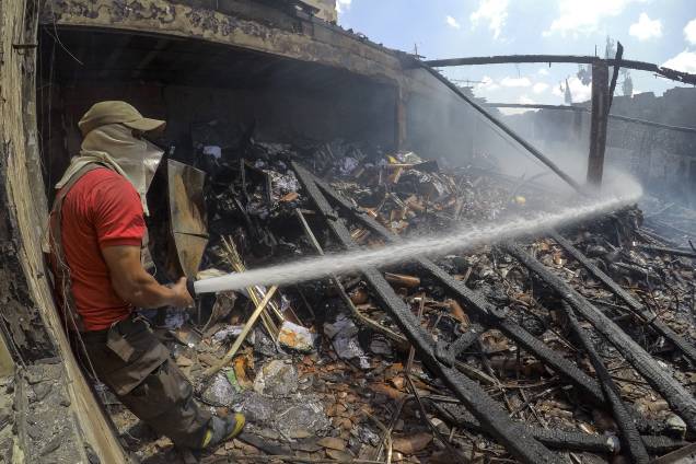 Bombeiros tentam conter incêndio em um imóvel do Sistema Nacional de Emprego (SINE) que servia de arquivo no bairro Barra do Ceará, periferia de Fortaleza. Já passa de 80 o número de ataques criminosos registrados em Fortaleza, região metropolitana e interior - 05/01/2019 Bombeiros tentam conter incêndio em um imóvel do Sistema Nacional de Emprego (SINE) que servia de arquivo no bairro Barra do Ceará, periferia de Fortaleza. Já passa de 80 o número de ataques criminosos registrados em Fortaleza, região metropolitana e interior - 05/01/2019