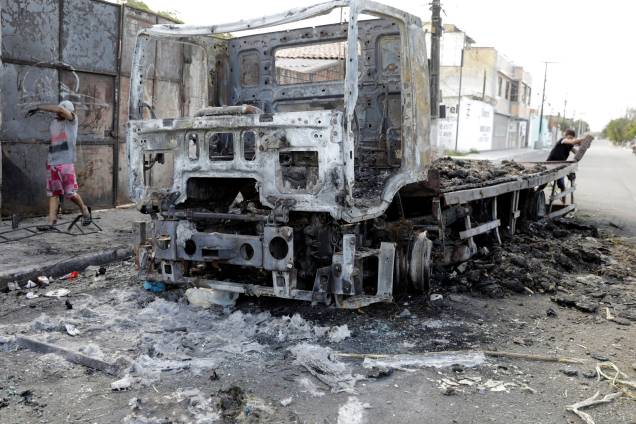 Caminhão fica completamente destruído após ser incendiado por criminosos durante onda de ataques em Fortaleza, Ceará - 07/01/2018 Caminhão fica completamente destruído após ser incendiado por criminosos durante onda de ataques em Fortaleza, Ceará - 07/01/2018