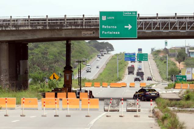 Viaduto na rodovia BR-020, teve a estrutura comprometida, após uma de suas colunas ter sido atingida por uma bomba lançada por criminosos em Fortaleza, no Ceará - 08/01/2019 Viaduto na rodovia BR-020, teve a estrutura comprometida, após uma de suas colunas ter sido atingida por uma bomba lançada por criminosos em Fortaleza, no Ceará - 08/01/2019