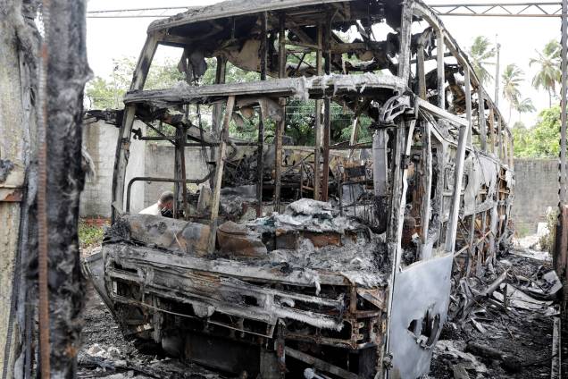 Ônibus usado por banda de forró é incendiado em garagem durante onda de violência que atinge Fortaleza (CE) - 10/01/2019 Ônibus usado por banda de forró é incendiado em garagem durante onda de violência que atinge Fortaleza (CE) - 10/01/2019
