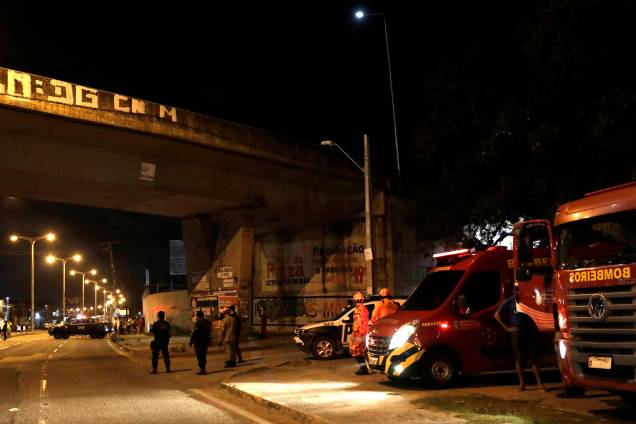 Policiais inspecionam uma das colunas do viaduto da Yipióca que foi danificada por uma bomba em Fortaleza, no Ceará - 11/01/2019 Policiais inspecionam uma das colunas do viaduto da Yipióca que foi danificada por uma bomba em Fortaleza, no Ceará - 11/01/2019
