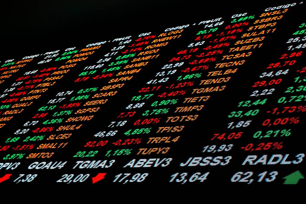 Ibovespa bate recorde e chega a 155 mil pontos com alívio após avanço sobre fim do shutdown nos EUA