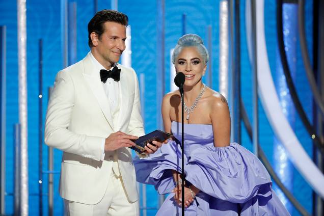 Bradley Cooper e Lady Gaga apresentam o prêmio de melhor ator em série de comédia, durante o Globo de Ouro - 06/01/2019 Bradley Cooper e Lady Gaga apresentam o prêmio de melhor ator em série de comédia, durante o Globo de Ouro - 06/01/2019