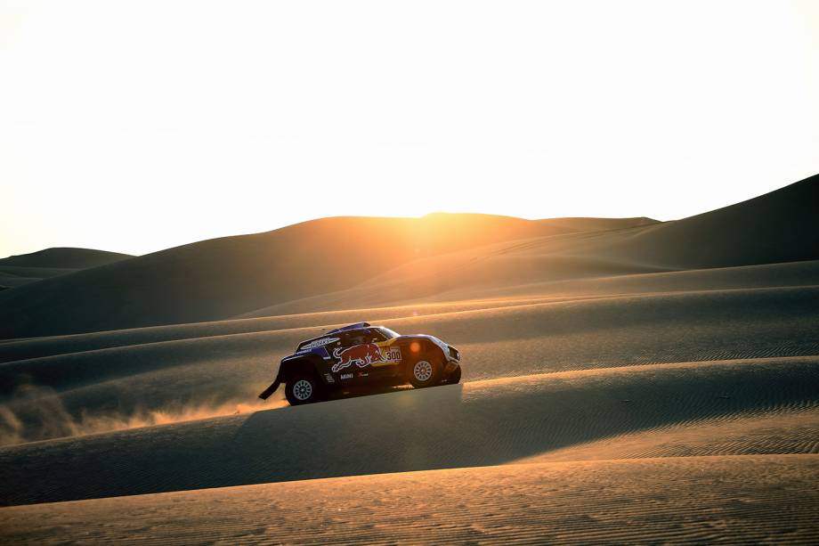 O piloto espanhol Carlos Sainz e o copiloto Lucas Cruz participam da segunda etapa do Rally Dakar 2019, entre as cidades peruanas de Pisco e San Juan de Marcona - 08/01/2019