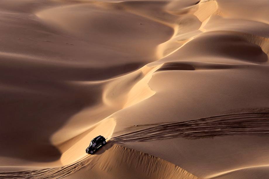 O piloto espanhol Nani Roma e o copiloto Alexandre Haro Bravo participam da segunda etapa do Rally Dakar 2019, entre as cidades de Pisco e San Juan de Marcona, no Peru - 08/01/2019