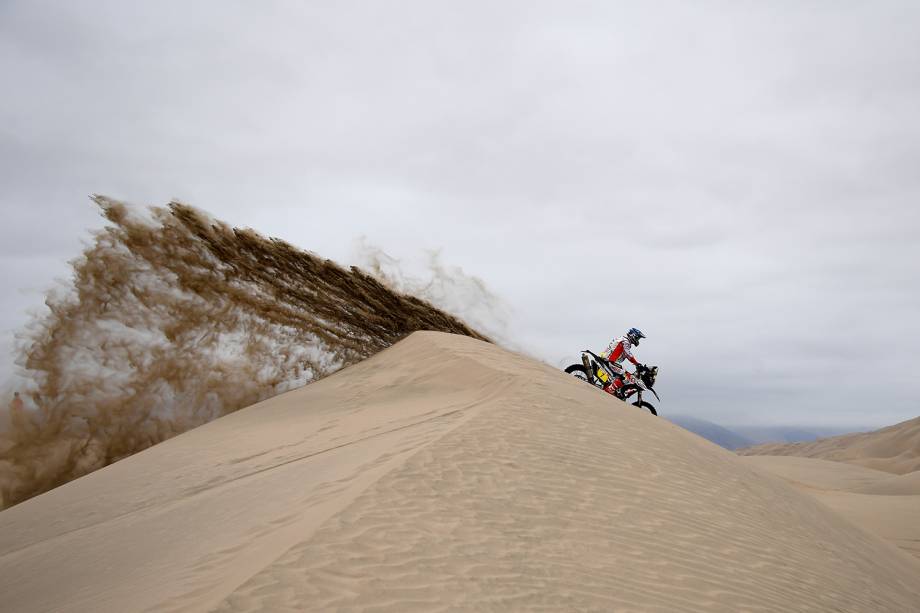 O piloto espanhol Mena Oriol participa da sexta etapa do Rally Dakar 2019, entre as cidades de Arequipa e San Juan de Marcona, no Peru - 13/01/2019