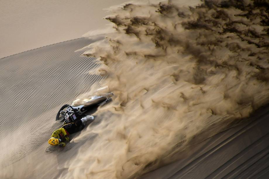 O piloto Jan Brabec, da República Checa, sofre queda durante a nona etapa do Rally Dakar 2019, nos arredores da cidade peruana de Pisco - 16/01/2019