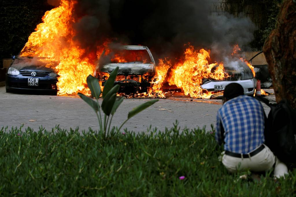 Terroristas atacam complexo hoteleiro no Quênia