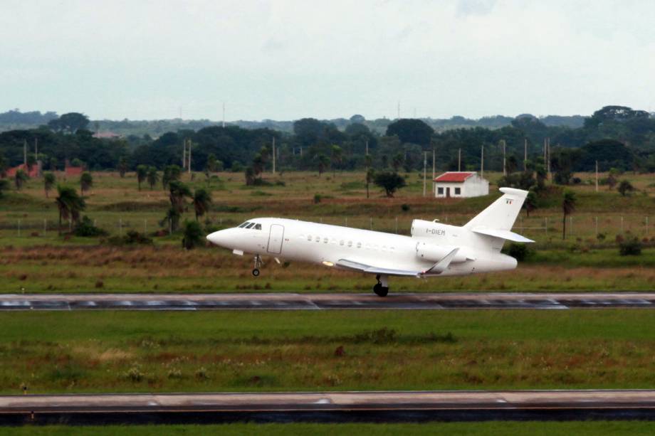 Avião que transporta o italiano Cesare Battisti, procurado na Itália por quatro homicídios atribuídos a um grupo de extrema-esquerda nos anos 1970, em Santa Cruz de La Sierra, Bolívia - 13/01/2019