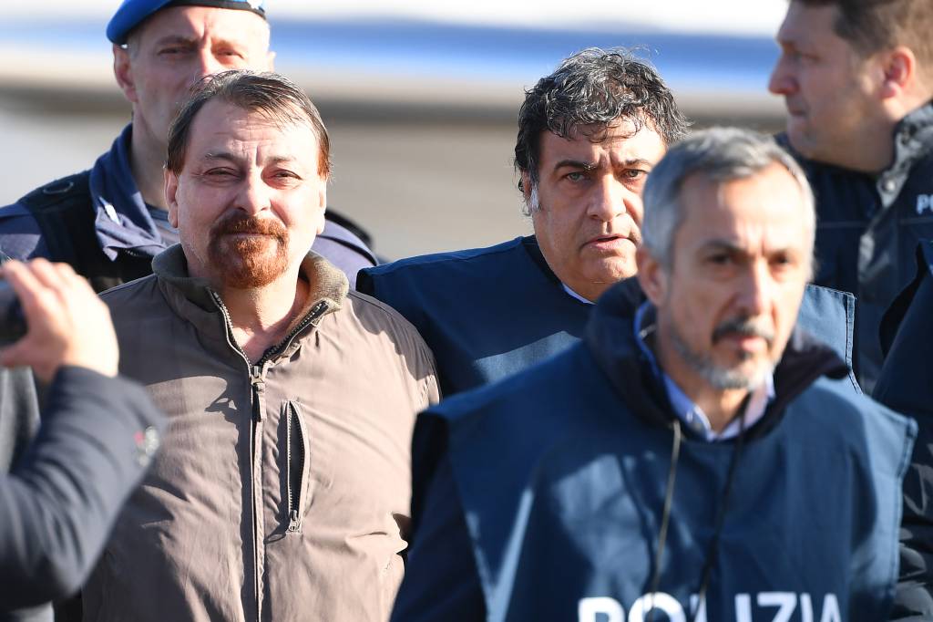 Cesare Battisti chega à Itália após prisão na Bolívia