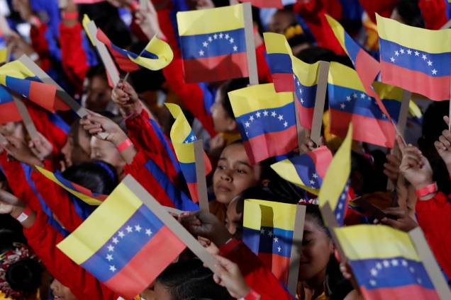 Crianças acenam com a bandeira da Venezuela durante a cerimônia de posse para o segundo mandato presidencial de Nicolás Maduro, na Suprema Corte de Caracas, Venezuela - 10/01/2019 Crianças acenam com a bandeira da Venezuela durante a cerimônia de posse para o segundo mandato presidencial de Nicolás Maduro, na Suprema Corte de Caracas, Venezuela - 10/01/2019