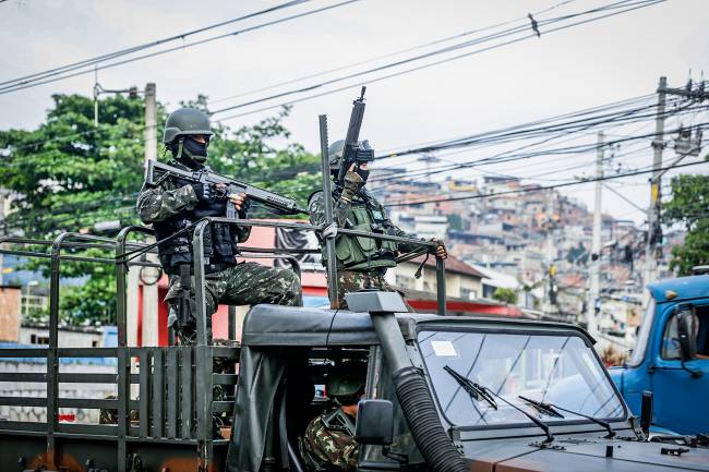 Operação no Alemão, na Maré e na Penha Operação no Alemão, na Maré e na Penha