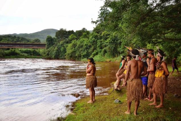Indígenas da tribo Pataxó Ha-ha-hae olham para o rio Paraopeba enlameado, depois que uma barragem da mineradora Vale SA cedeu, em São Joaquim de Bicas, perto de Brumadinho, Minas Gerais - 25/01/2019 Indígenas da tribo Pataxó Ha-ha-hae olham para o rio Paraopeba enlameado, depois que uma barragem da mineradora Vale SA cedeu, em São Joaquim de Bicas, perto de Brumadinho, Minas Gerais - 25/01/2019