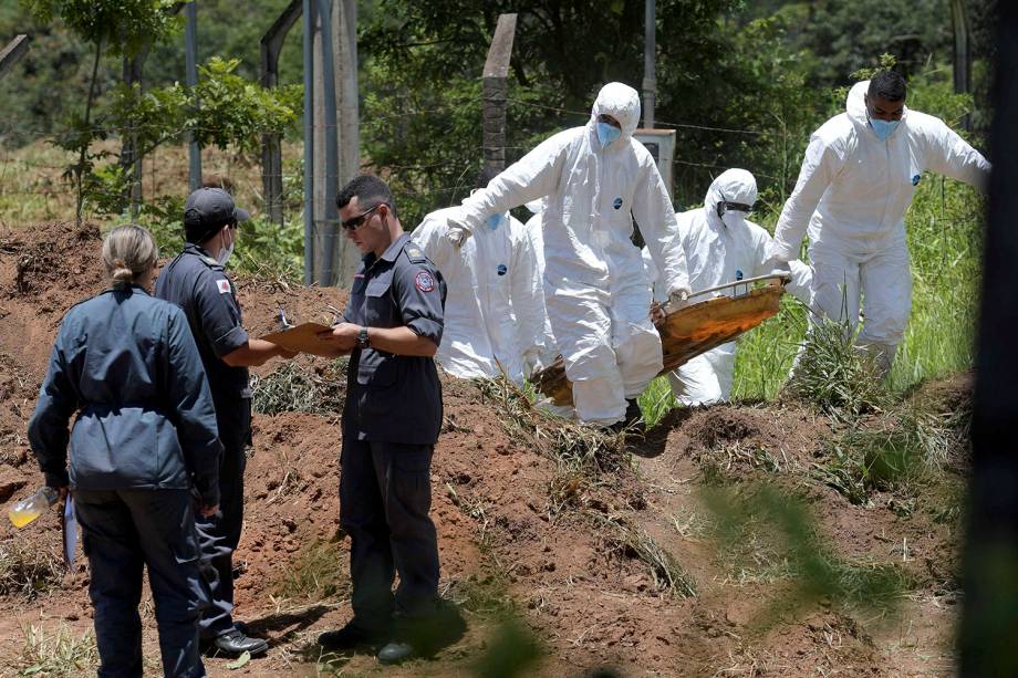 Membros da equipe de resgate transportam um corpo encontrado no meio da lama após o rompimento de barragem de Brumadinho, Minas Gerais- 28/01/2019