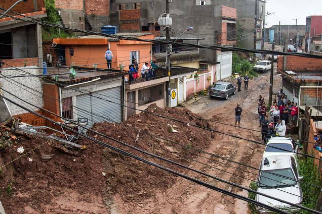 Barranco desaba sobre casas na rua Ane Altomar na cidade de Mauá (SP), deixando uma criança morta e alguns feridos - 17/02/2019 Barranco desaba sobre casas na rua Ane Altomar na cidade de Mauá (SP), deixando uma criança morta e alguns feridos - 17/02/2019