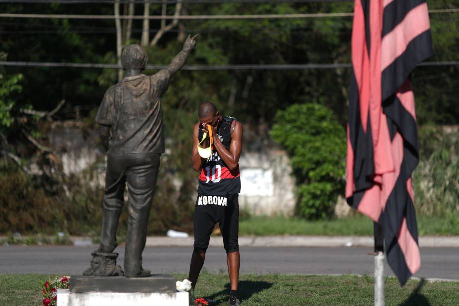 Homem lamenta o incêdio e as mortes no CT Ninho do Urubu, do Flamengo, no Rio de Janeiro - 09/02/2019
