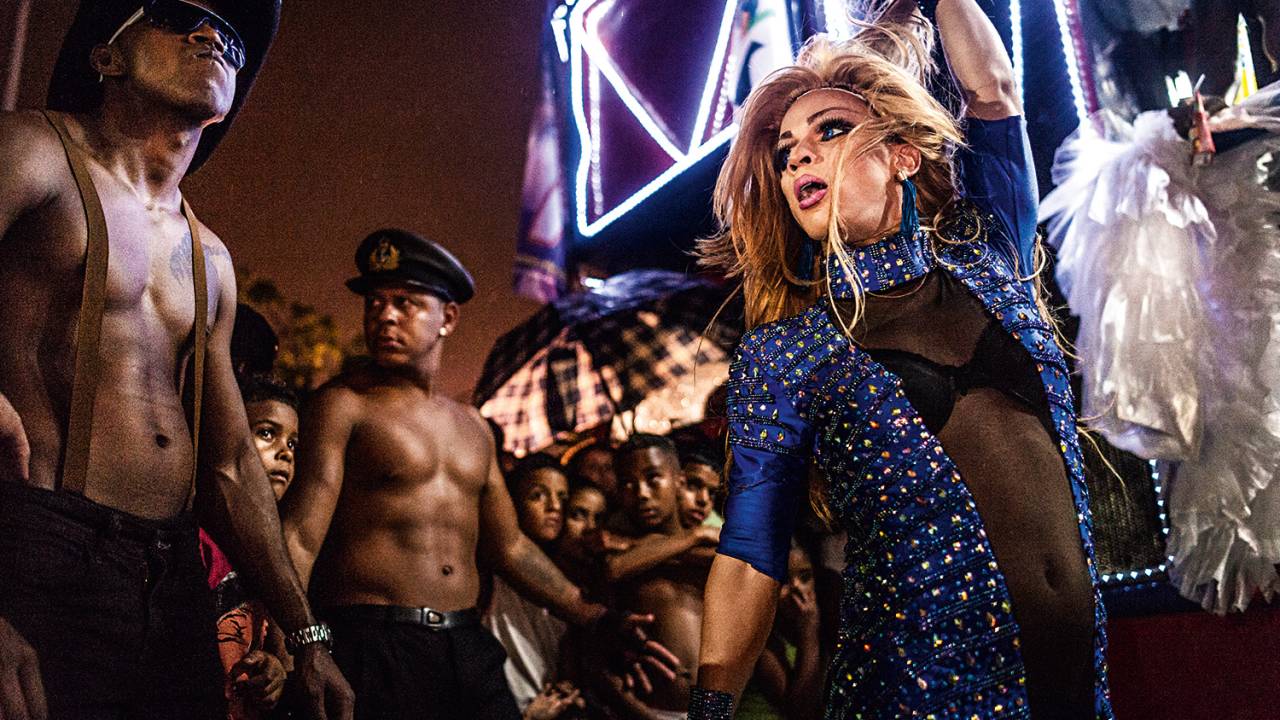 PISTA PLURAL - Drag queen e go-go boys na Favela do Mandela, no Rio: estima-se que 30% dos frequentadores dos bailes hoje sejam gays, lésbicas e transexuais