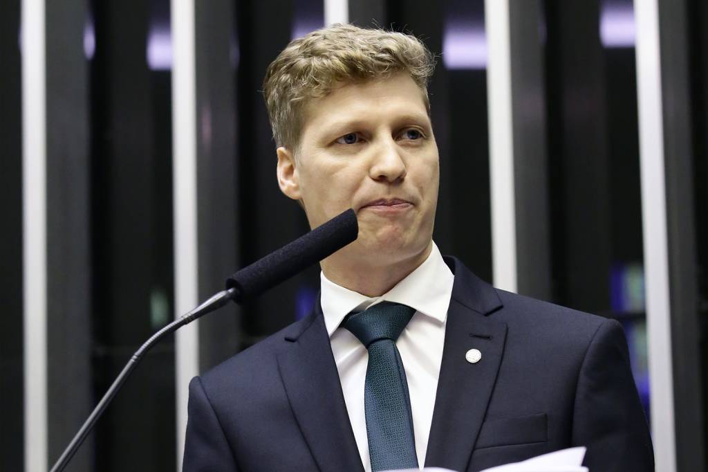 Deputado questiona ministro sobre voos a R$ 200: ‘proposta populista’