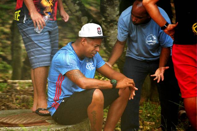 Um homem tenta consolar o outro que chora em virtude do incêndio com mortos no CT Ninho do Urubu, do Flamengo - 08/02/2019 Um homem tenta consolar o outro que chora em virtude do incêndio com mortos no CT Ninho do Urubu, do Flamengo - 08/02/2019