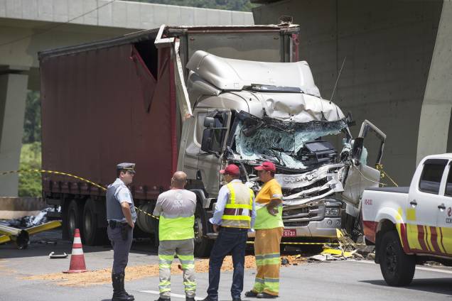 Duas pessoas morrem após um helicóptero cair em trecho do Rodoanel que dá acesso à rodovia Anhanguera, na zona oeste de São Paulo, e atingir um caminhão que estava na via. Entre as vítimas, está o jornalista da Bandeirantes, Ricardo Boechat - 11/02/2019 Duas pessoas morrem após um helicóptero cair em trecho do Rodoanel que dá acesso à rodovia Anhanguera, na zona oeste de São Paulo, e atingir um caminhão que estava na via. Entre as vítimas, está o jornalista da Bandeirantes, Ricardo Boechat - 11/02/2019