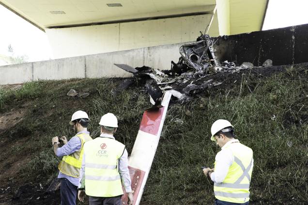 Helicóptero caiu na Rodovia Anhanguera, em São Paulo, nesta segunda-feira (11). Dois tripulantes da aeronave morreram carbonizados, sendo uma das vitímas o jornalista Ricardo Boechat - 11/02/2019 Helicóptero caiu na Rodovia Anhanguera, em São Paulo, nesta segunda-feira (11). Dois tripulantes da aeronave morreram carbonizados, sendo uma das vitímas o jornalista Ricardo Boechat - 11/02/2019