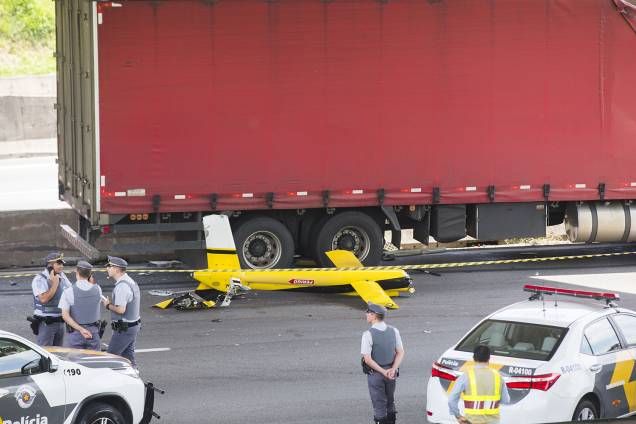 Duas pessoas morrem após um helicóptero cair em trecho do Rodoanel que dá acesso à rodovia Anhanguera, na zona oeste de São Paulo, e atingir um caminhão que estava na via, nesta segunda-feira (11). Entre as vítimas, está o jornalista da Bandeirantes, Ricardo Boechat - 11/02/2019 Duas pessoas morrem após um helicóptero cair em trecho do Rodoanel que dá acesso à rodovia Anhanguera, na zona oeste de São Paulo, e atingir um caminhão que estava na via, nesta segunda-feira (11). Entre as vítimas, está o jornalista da Bandeirantes, Ricardo Boechat - 11/02/2019
