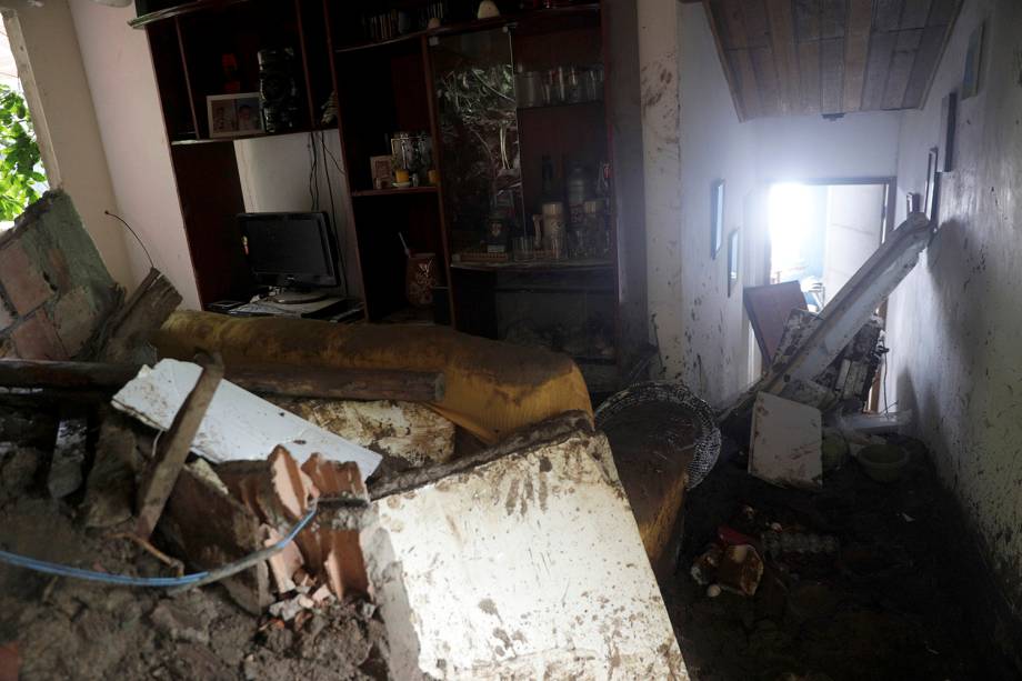 Uma casa afetada pelo deslizamento de terra após as fortes chuvas é vista em Barra de Guaratiba, no Rio de Janeiro - 07/02/2019