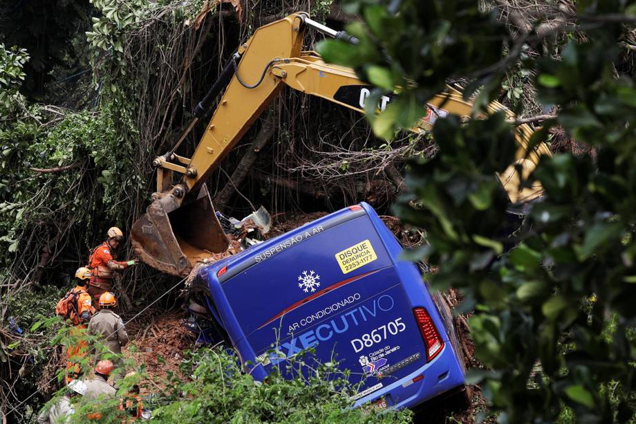 Bombeiros procuram possíveis vítimas dentro de ônibus, atingido por deslizamento de terra, após forte temporal no Rio de Janeiro (RJ) - 07/02/2019