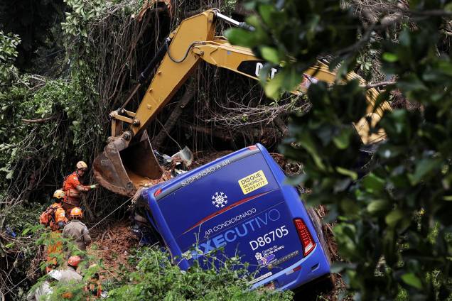 Bombeiros procuram possíveis vítimas dentro de ônibus, atingido por deslizamento de terra, após forte temporal no Rio de Janeiro (RJ) - 07/02/2019 Bombeiros procuram possíveis vítimas dentro de ônibus, atingido por deslizamento de terra, após forte temporal no Rio de Janeiro (RJ) - 07/02/2019