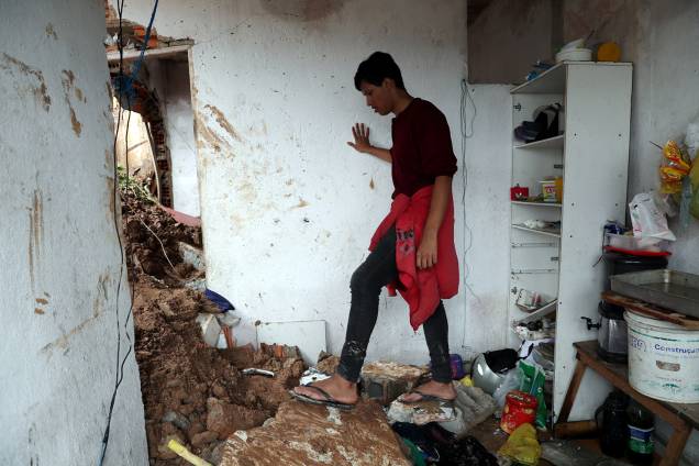 Garoto caminha dentro da casa de sua avó, atingida por deslizamento de terra em Mauá (SP) - 17/01/2019 Garoto caminha dentro da casa de sua avó, atingida por deslizamento de terra em Mauá (SP) - 17/01/2019