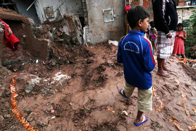 Moradores observam residências atingidas por deslizamento de terra em Mauá (SP), após forte chuva - 17/02/2019 Moradores observam residências atingidas por deslizamento de terra em Mauá (SP), após forte chuva - 17/02/2019
