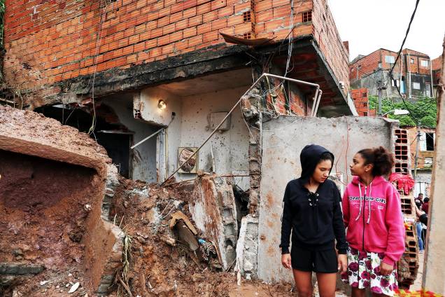 Moradores observam residências atingidas por deslizamento de terra em Mauá (SP), após forte chuva - 17/02/2019 Moradores observam residências atingidas por deslizamento de terra em Mauá (SP), após forte chuva - 17/02/2019