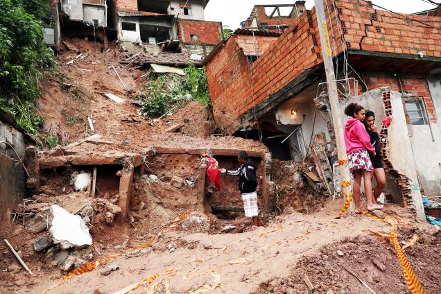Moradores observam residências atingidas por deslizamento de terra em Mauá (SP), após forte chuva - 17/02/2019 Moradores observam residências atingidas por deslizamento de terra em Mauá (SP), após forte chuva - 17/02/2019