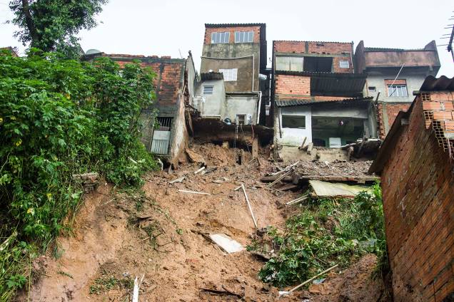 Deslizamento de terra atinge residências após fortes chuvas em Mauá (SP) - 17/02/2019 Deslizamento de terra atinge residências após fortes chuvas em Mauá (SP) - 17/02/2019