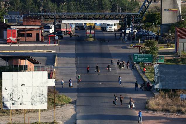 Pessoas carregam malas durante a travessia da Venezuela para o Brasil, em Pacaraima, no estado de Roraima - 22/02/2019 Pessoas carregam malas durante a travessia da Venezuela para o Brasil, em Pacaraima, no estado de Roraima - 22/02/2019